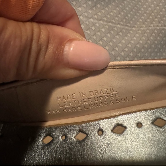 Gorgeous 4” Heeled BCBGirls Tan Pumps with Chain Detail, size 7 - Picture 4 of 8